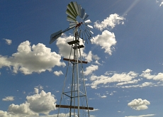 InstalaÃ§Ã£o de moinho de vento Surgente na fazenda Ãgua Branca em Maracaju - MS